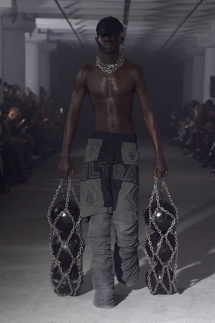 Nechyběly výrazné doplňky