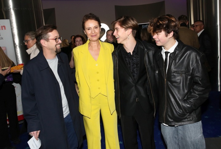 Lenka Vlasáková, Jan Dolanský a synové Maxmilian a Johan na premiéře filmu Matka v trapu. 21. 2. 2024 