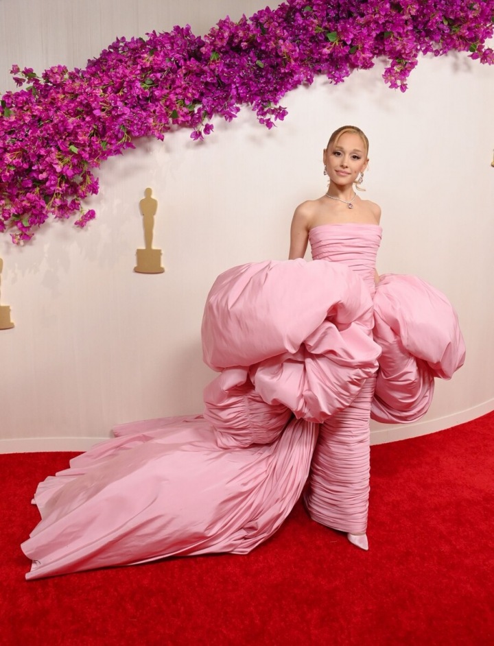 Ariana Grande své přirozené kouzlo nechala doma