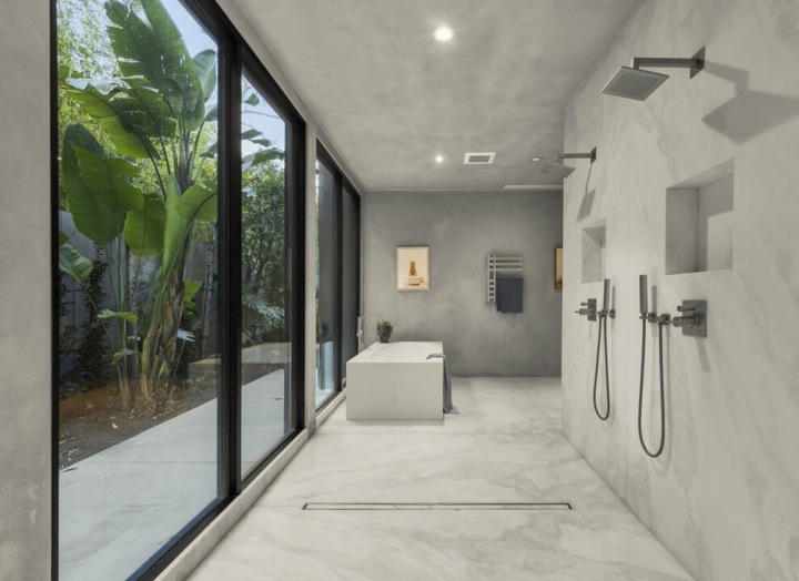 Koupelna s vanou i sprchami