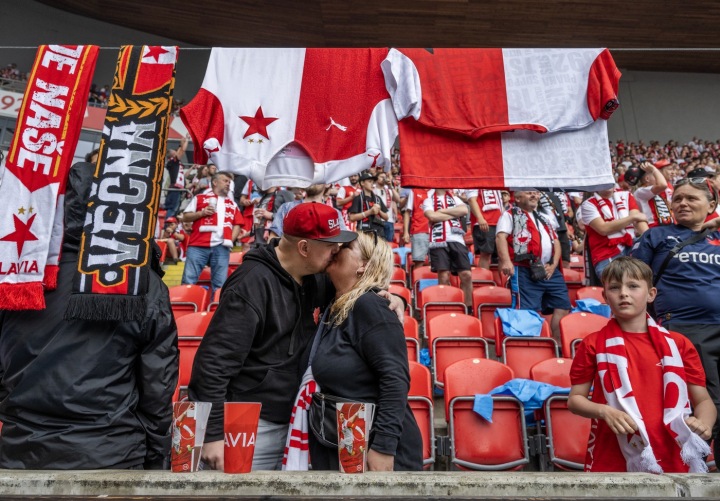 Pokud si berete fanouška Slavie Praha, výběr termínu svatby může být komplikovaný