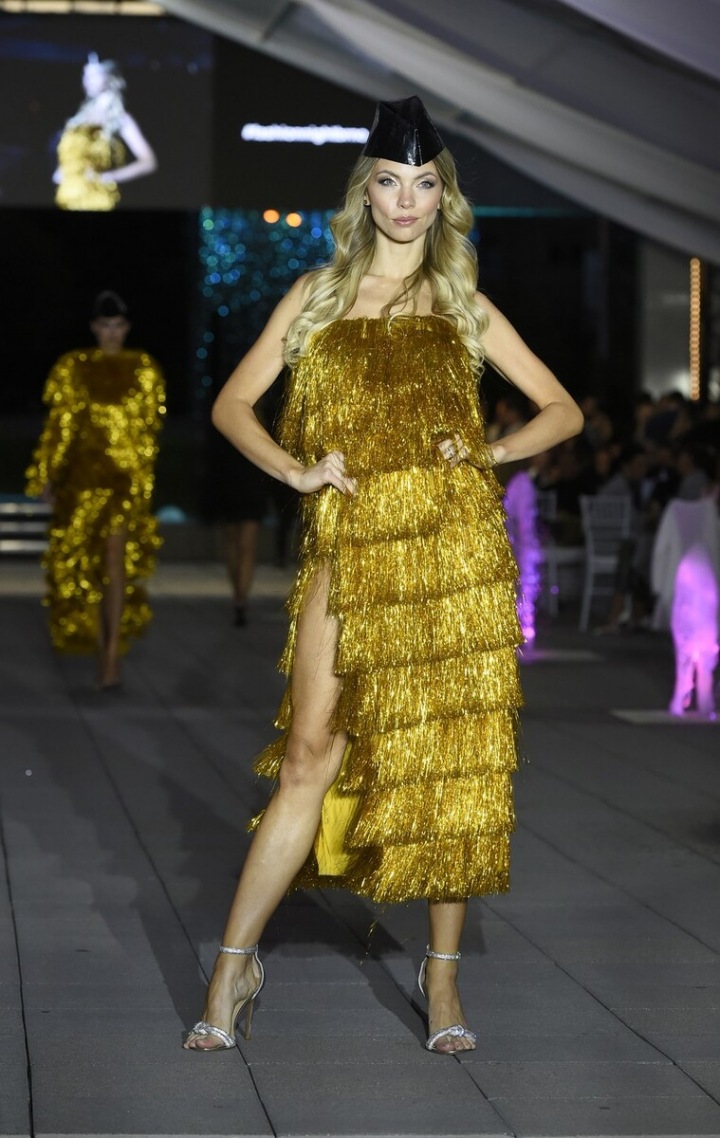 Zlatý model ze show Debbie Brown