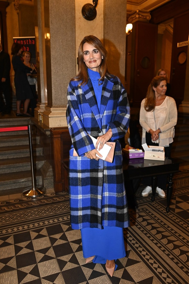 Daniela Brzobohatá dorazila bez manžela a celá v modrém