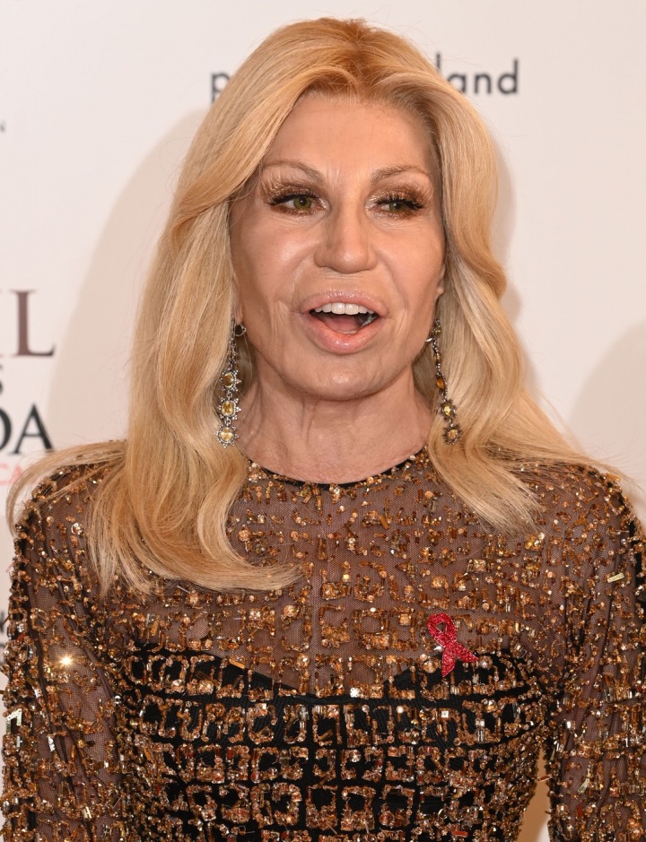 Donatella Versace vypadá bez filtrů stejně, jako vypadala doposud. 