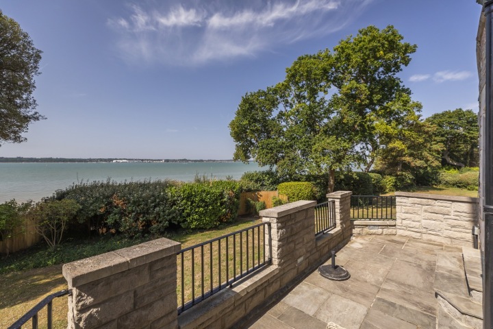 Pohled na soukromou pláž u Netley Castle