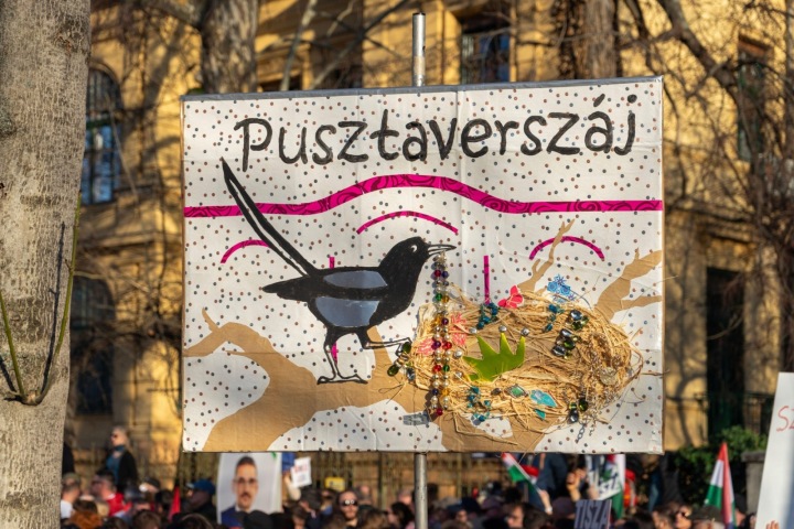 Volební cedule odkazující na sídlo Viktora Orbána podezřelé z využívání korupčních peněz.