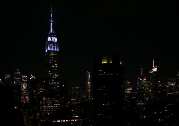 Modře svítící Empire State Buildung