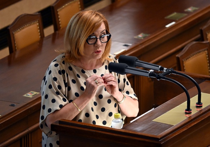 Krémové šaty s výraznými puntíky jsou nepřehlédnutelné