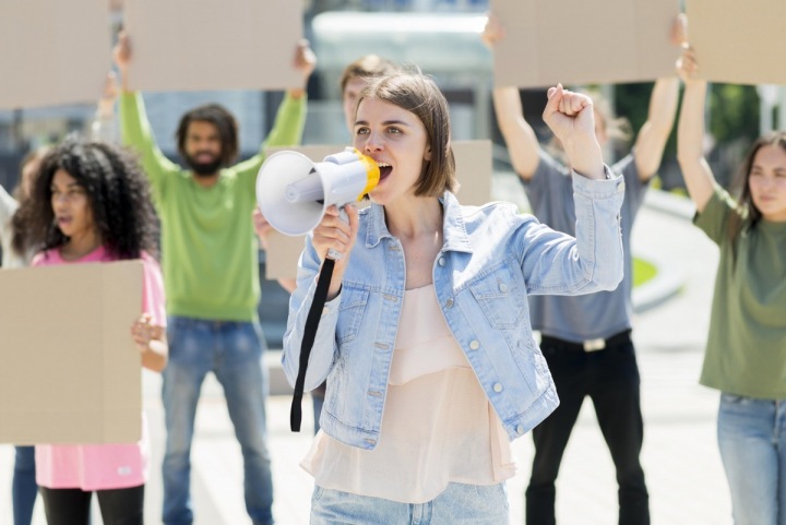 Lidé protestují na ulici. Lidé protestují na ulici.