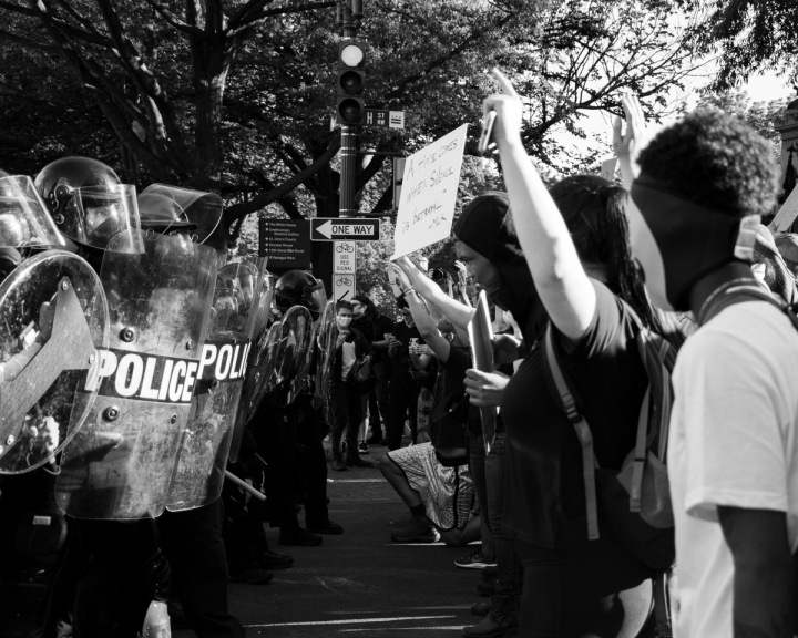 Střet demonstrantů s policií Střet demonstrantů s policií