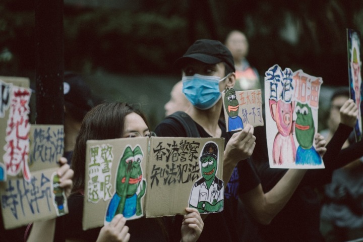 Protestující v Hong Kongu Protestující v Hong Kongu
