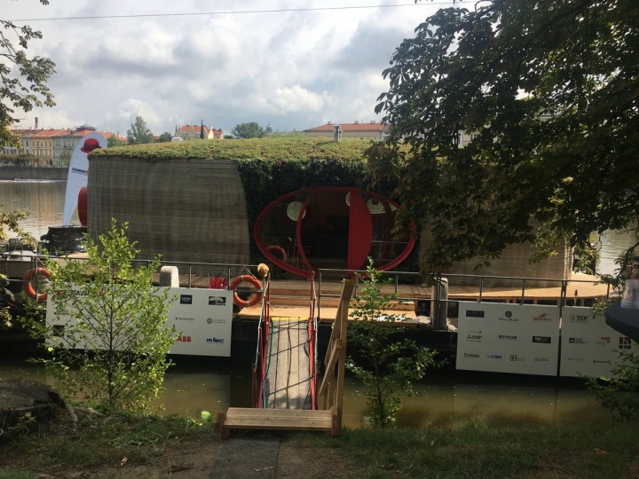 Prvok pluje na Vltavě. Prvok pluje na Vltavě.