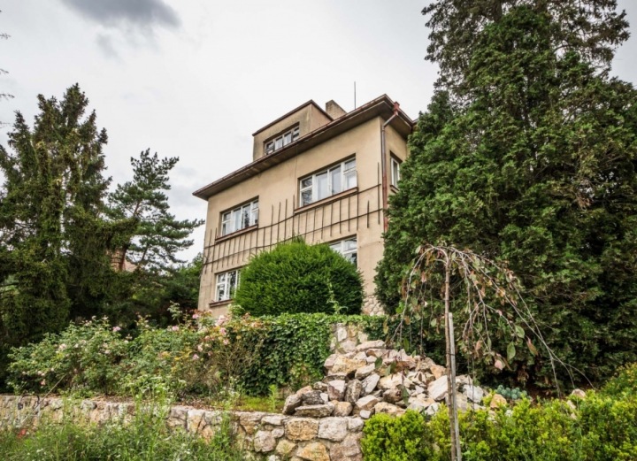 Prvorepubliková vila v Černošicích. Prvorepubliková vila v Černošicích.