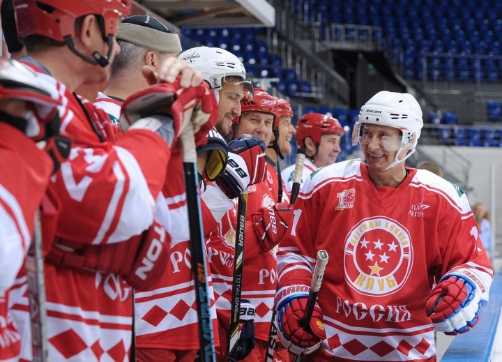 Ruský prezident Vladimir Putin v hokejovém zápase. Třetí zleva: Alexander Ovečkin