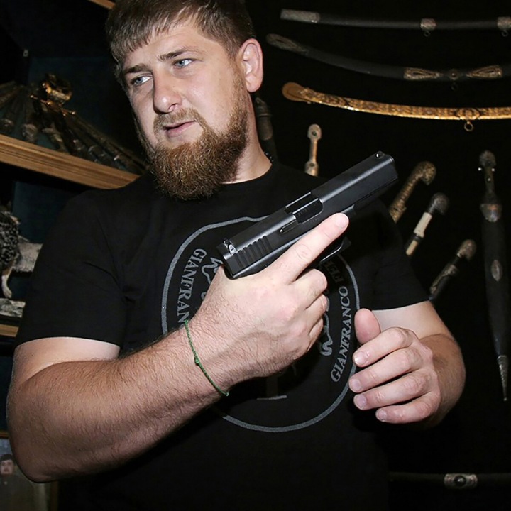 Ramzan Kadyrov miluje zbraně.