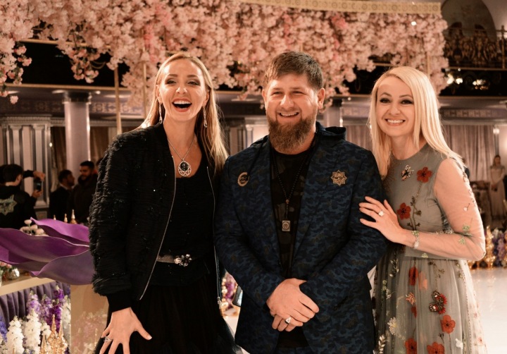 Ramzan Kadyrov pózuje na Fashion Weeku.