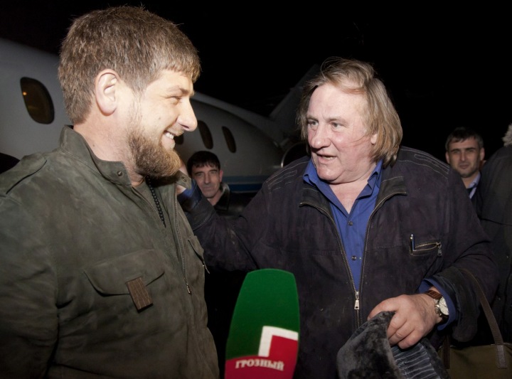 Ramzan Kadyrov vítá francouzského herce Gerard Depardieua po příjezdu do města Groznyj.