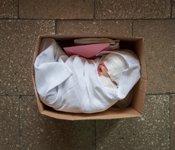 Proces koupě takové panenky připomíná skutečnou adopci