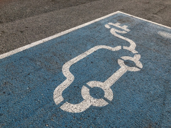 Parkovací místo pro elektromobil. Parkovací místo pro elektromobil.