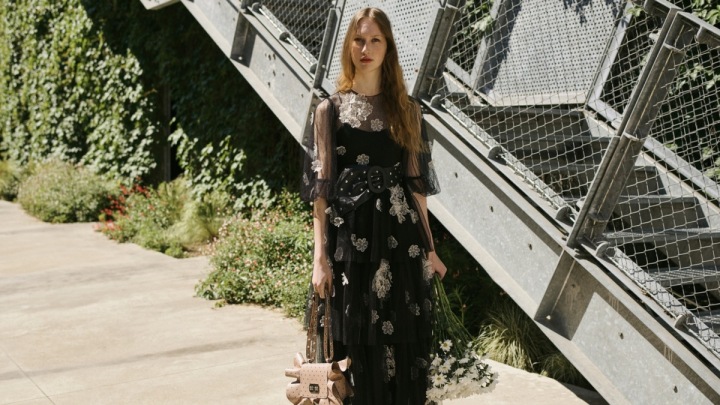 Modelka v šatech REDValentino Fall 2020 Modelka v šatech REDValentino Fall 2020
