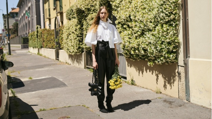 Modelka v šatech REDValentino Fall 2020