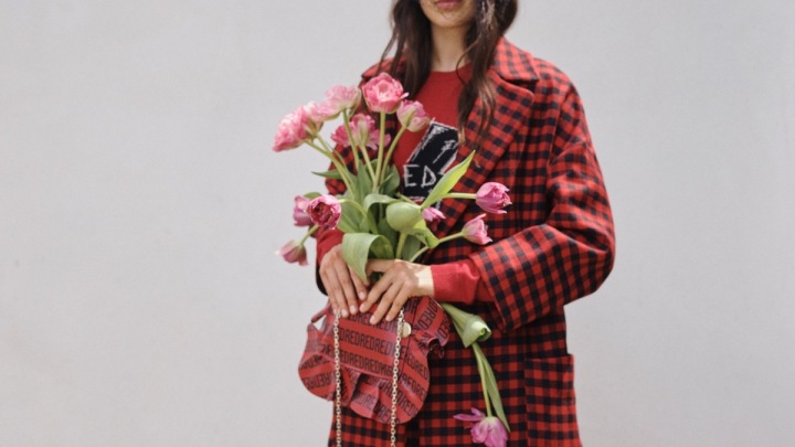 Modelka v šatech REDValentino Fall 2020