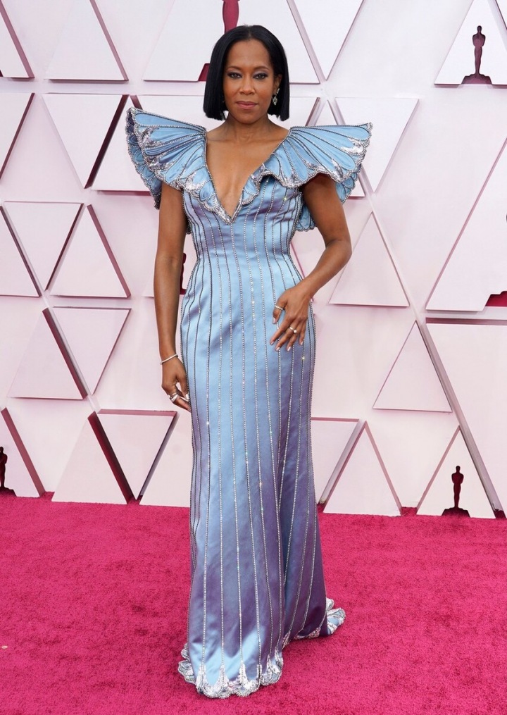 Regina King v róbě od Louis Vuitton Regina King v róbě od Louis Vuitton