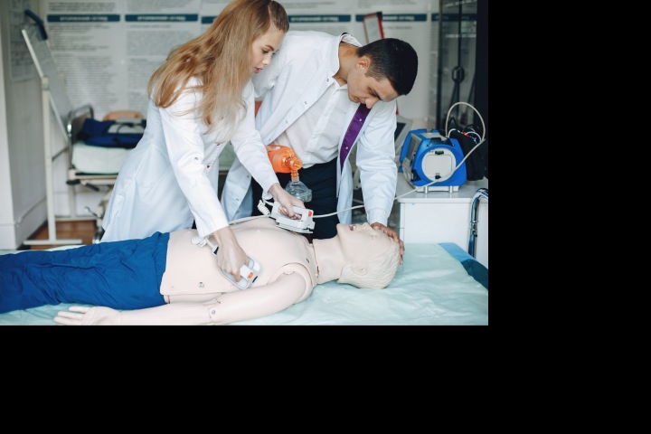 Sestřička zahajuje zkušební resuscitaci. Sestřička zahajuje zkušební resuscitaci.