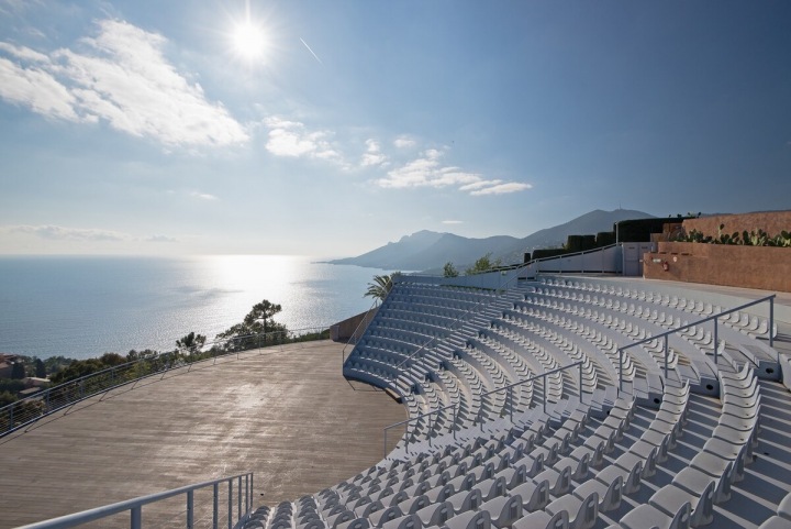Amfiteátr v rezidenci Pierra Cardina Amfiteátr v rezidenci Pierra Cardina