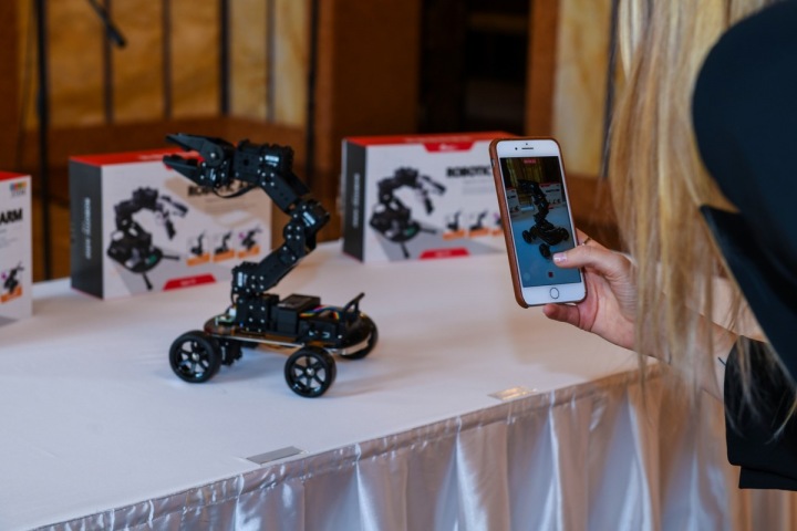 Robotická pomůcka na stole. Robotická pomůcka na stole.