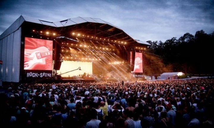 Atmosféra na koncertě festivalu Rock en Seine. Atmosféra na koncertě festivalu Rock en Seine.