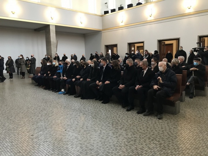 Rodina a smuteční hosté. Rodina a smuteční hosté.