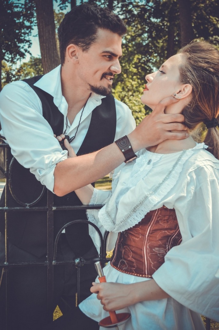 Láska má blízko k nenávisti. Láska má blízko k nenávisti.