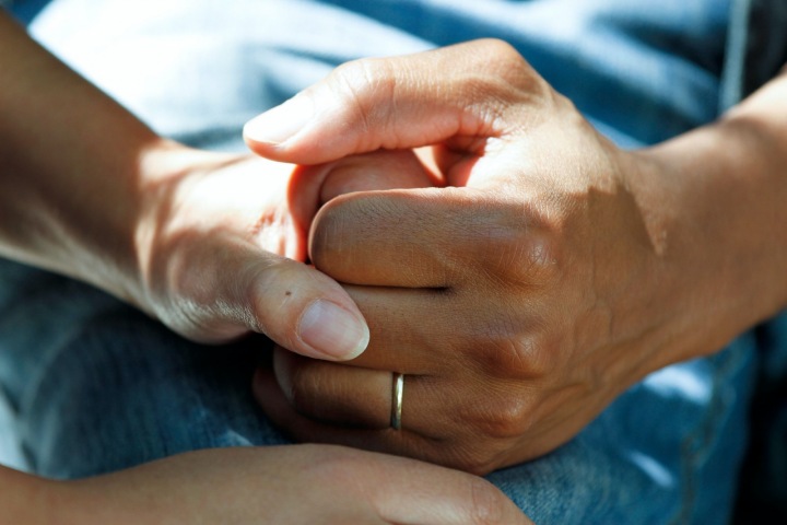 Ruce pacienta a zdravého partnera. 