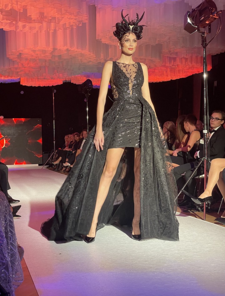 Karolina Kopincová v sexy černé róbě odhalující nohy. 