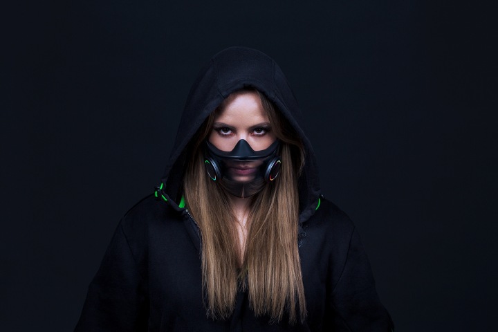 Respirátor Razer se zabudovaným podsvícením RGB. Respirátor Razer se zabudovaným podsvícením RGB.