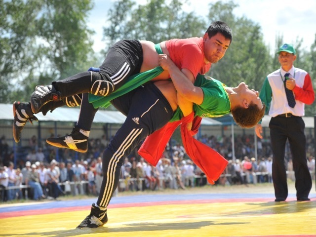 Mezi hlavní atrakce Sabantui patří národní zápas - kuresh. Úkolem je zvednout soupeře za opasek do vzduchu