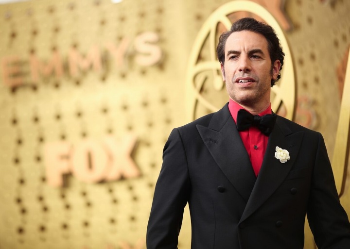 Sacha Baron Cohen v obleku Sacha Baron Cohen v obleku