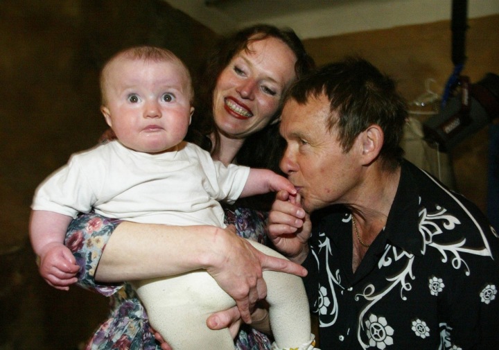 Jan Saudek s manželkou Sárou a dcerou Sárinkou v roce 2003