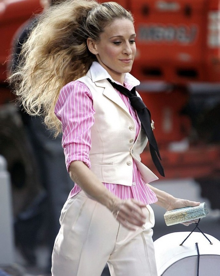 Sarah Jessica Parker jako Carrie Bradshaw v bílém obleku a růžové košili Sarah Jessica Parker jako Carrie Bradshaw v bílém obleku a růžové košili