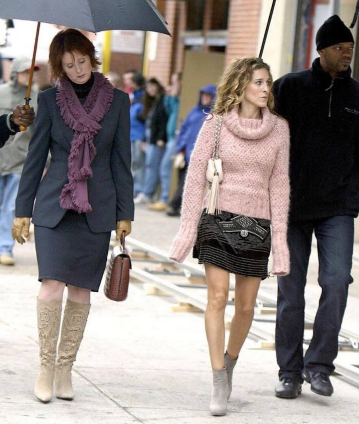 Sarah Jessica Parker jako Carrie Bradshaw v růžovém svetru a černé sukni Sarah Jessica Parker jako Carrie Bradshaw v růžovém svetru a černé sukni