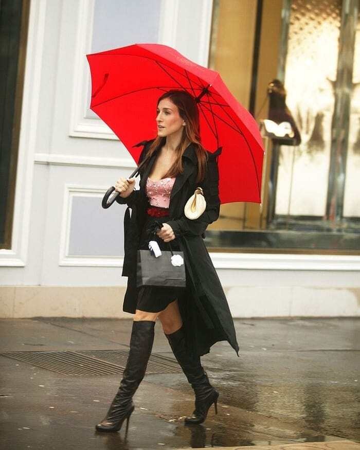 Sarah Jessica Parker jako Carrie Bradshaw v sukni, kozačkách a kabátu