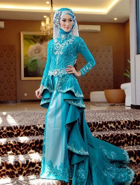 Podle tradic by barva šatů  nevěsty měla být sytě modrá, zelená nebo bordó.