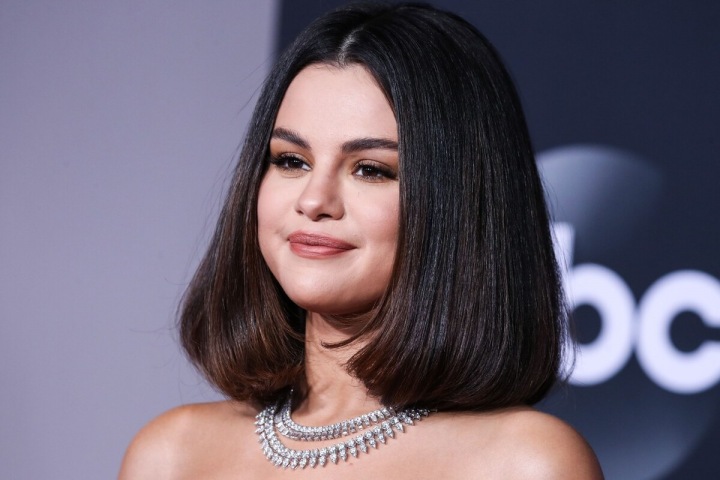 Osmadvacetiletá zpěvačka Selena Gomez Osmadvacetiletá zpěvačka Selena Gomez