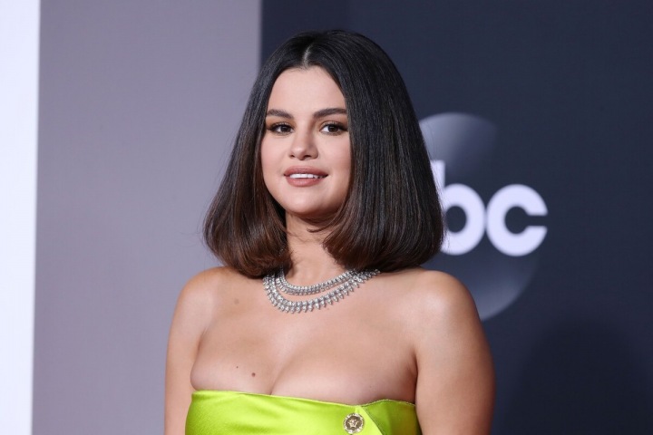 Popová zpěvačka Selena Gomez na předávání hudebních cen Popová zpěvačka Selena Gomez na předávání hudebních cen