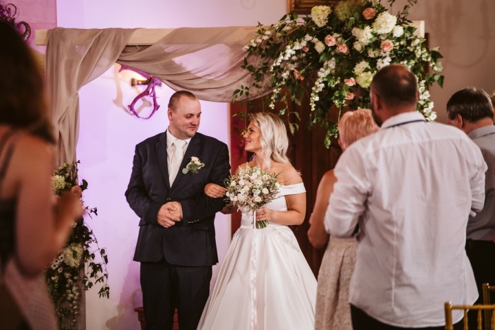 Simona a Radek při obřadu. Simona a Radek při obřadu.