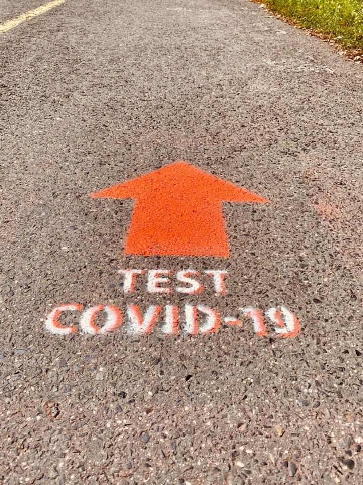 Šipka signalizující, kam jít na testy. Šipka signalizující, kam jít na testy.