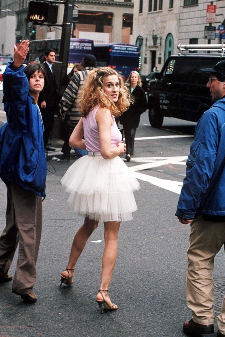 SJP jako Carrie Bradshaw v bílé tylové sukni a růžovém topu