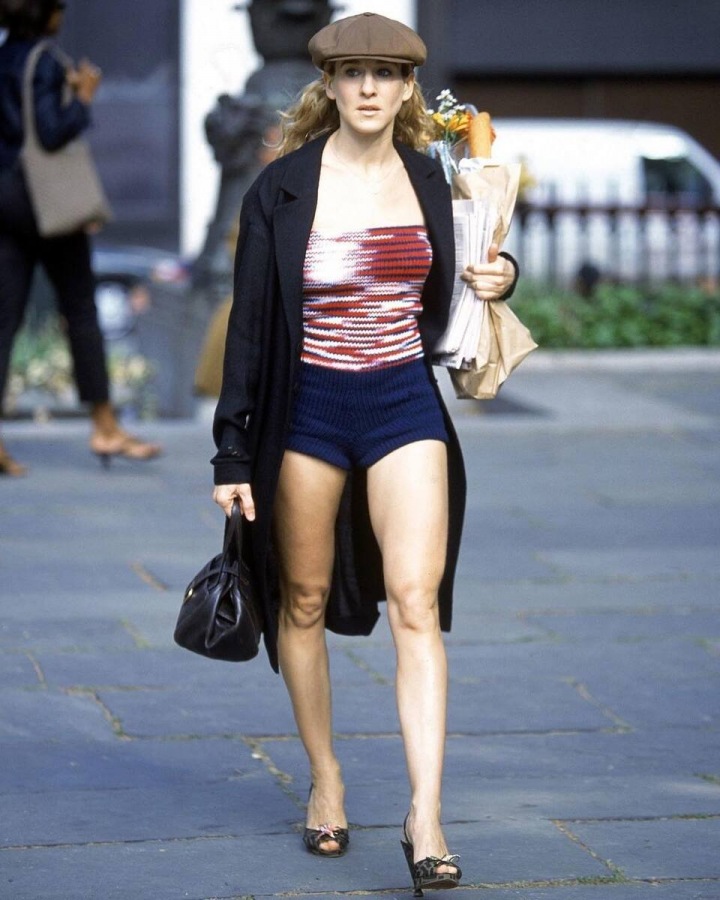 SJP jako Carrie Bradshaw v šortkách, kabátu a s baretem SJP jako Carrie Bradshaw v šortkách, kabátu a s baretem