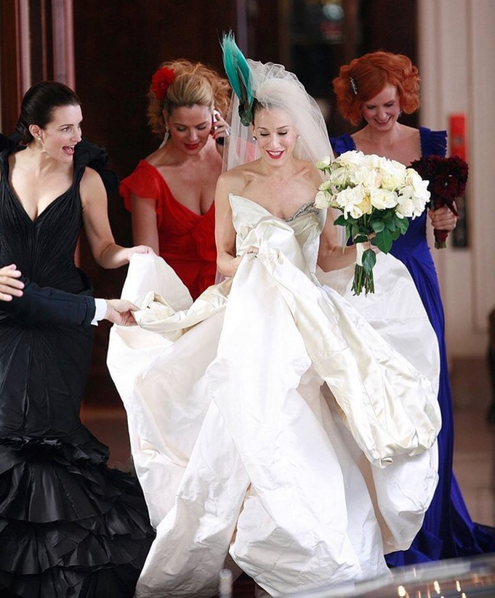 SJP jako Carrie Bradshaw ve svatebních šatech Vivienne Westwood